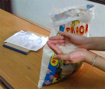 Hoang mang cực độ: Nấu cơm gạo chuyển màu xanh, mùi thuốc diệt cỏ